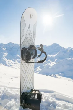 DJ Aguila White Art Deco 157 2023 Snowboard -Ski Apparatuur Winkel DSC09506 6ff1c8d2 c326 4f71 9d39 d000fe2ac951