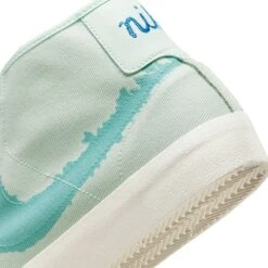 Blazer Court Mid Premium Barely Green/Barely Green/Sail/Boarder Blue -Ski Apparatuur Winkel nike sb blazer court mid premium barely greenbarely greensailboarder blue heel