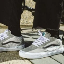 Vans Peraza BMX Style 114 Grey/White -Ski Apparatuur Winkel vans peraza bmx style 114 greywhite side